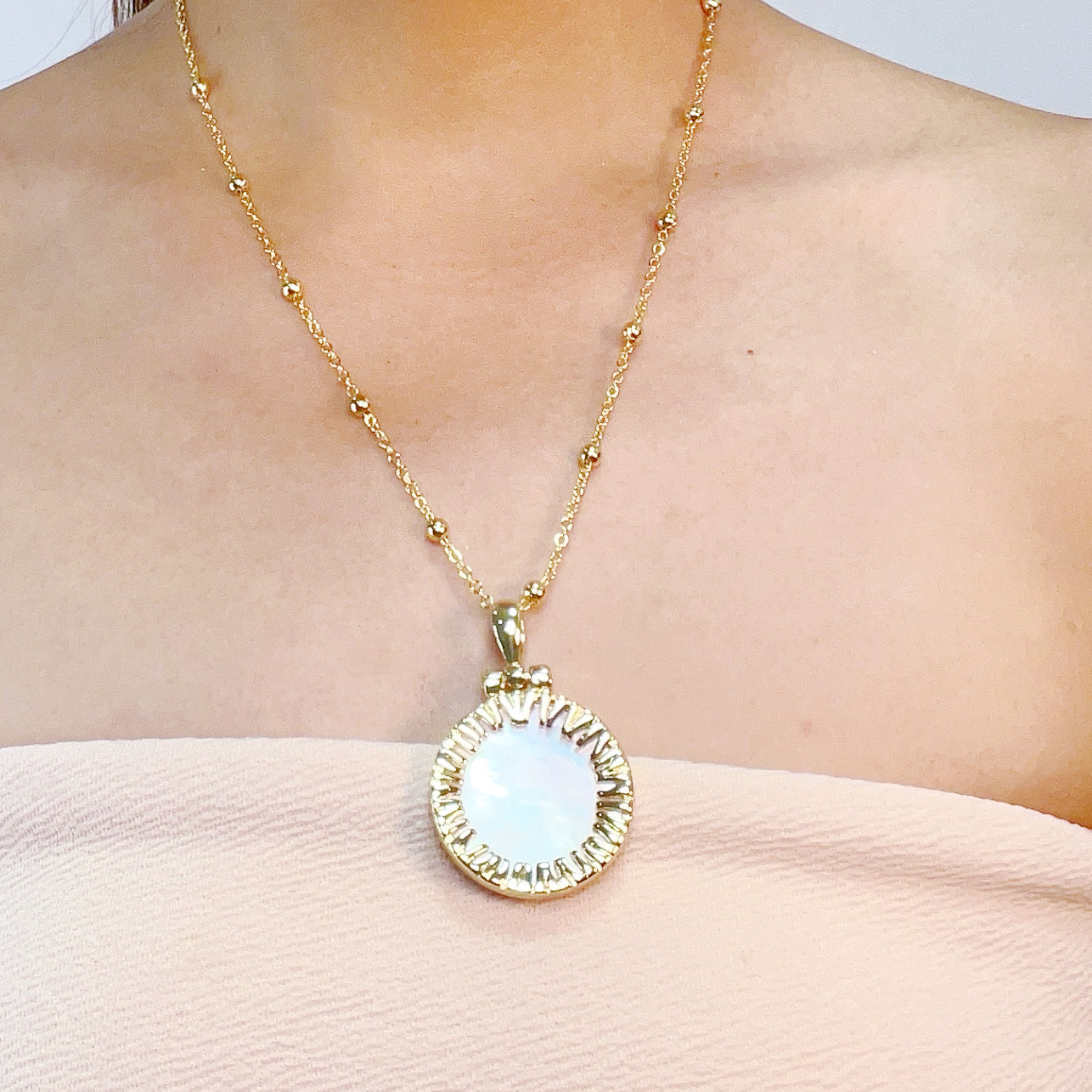 Sun Medallion White Mother-of-Pearl Pendant Necklace in 18K Gold