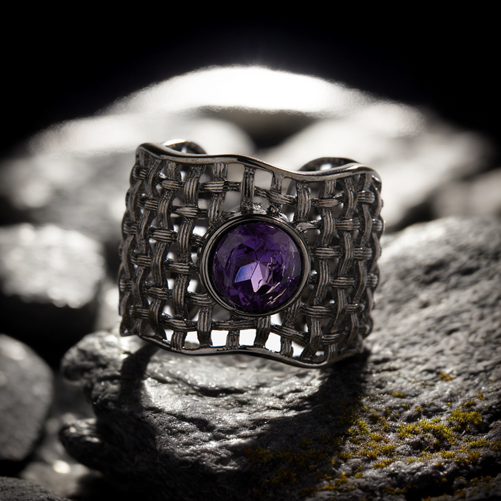 Vintage intricate 925 silver ring with crystal set